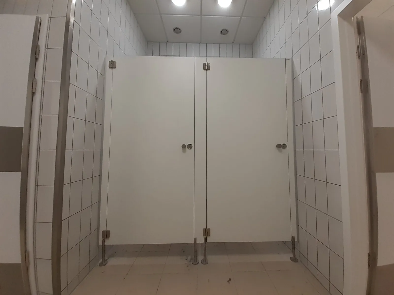 Kabiny sanitarne w obiekcie publicznym - realizacja HORMA